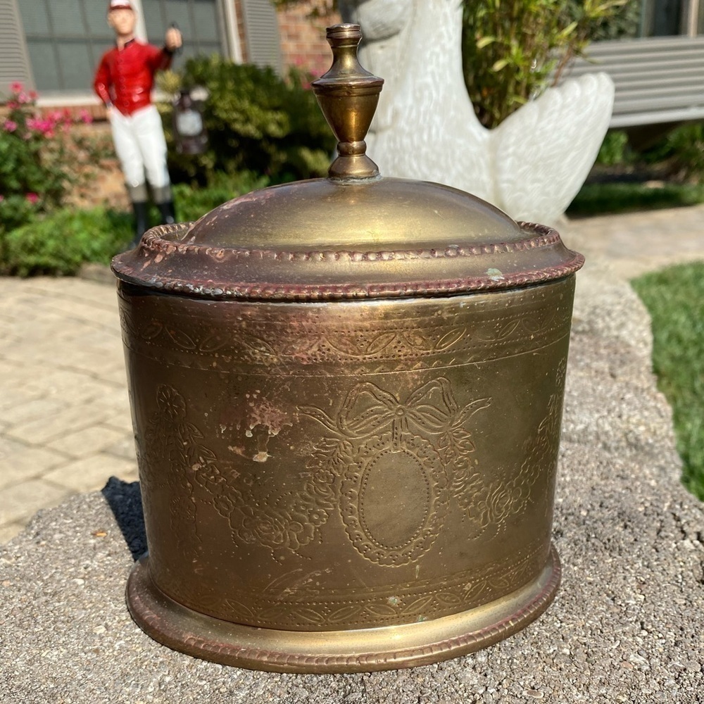 VINTAGE~2 PIECE~NORA FENTON DESIGN~HANDCRAFTED~OVAL~BRASS CONTAINER W/LID~G21